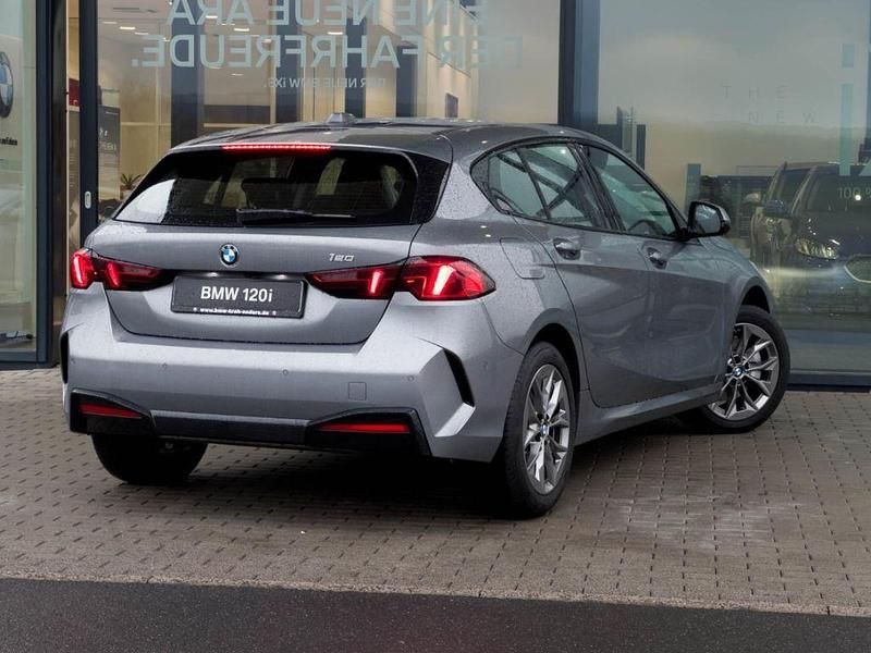 Neu BMW 120 Performance 170 PS (125 kW) 2025 Skyscraper grau metallic Kleinwagen