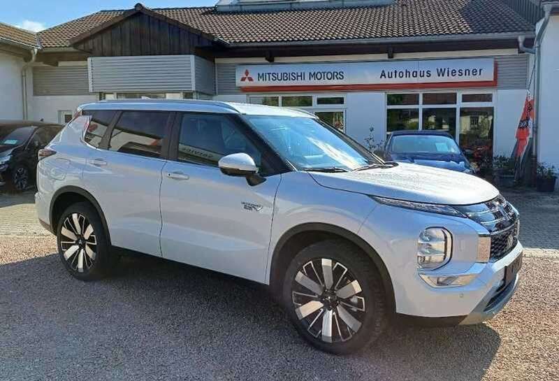 Titanweiß Neu 2025 Mitsubishi Outlander P-HEV Edition SUV | 51.490 € - Bild 1/4