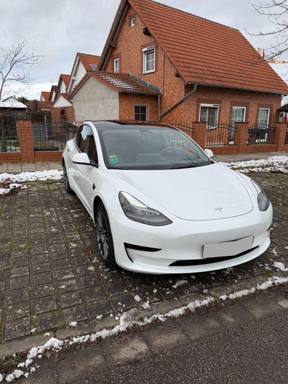 Weiß Gebraucht 2021 Tesla Model 3 Standard Range Limousine | 28.900 € (Etwas zu teuer) - Bild 1/4