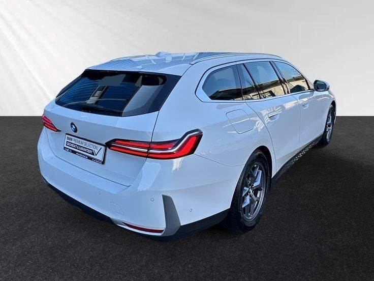 Gebraucht BMW 520 197 PS (144 kW) 2024 Alpinweiss Kombi