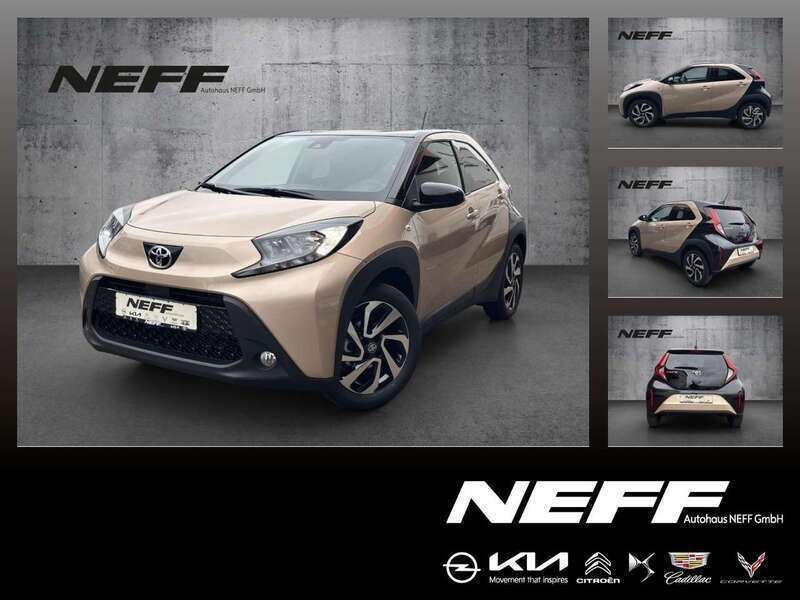 Ginger beige (4u9)/ black mica Neu 2025 Toyota Aygo Kleinwagen | 17.790 € - Bild 1/4
