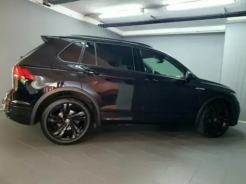 Gebraucht VW Tiguan R-line 150 PS (110 kW) 2024 Schwarz SUV