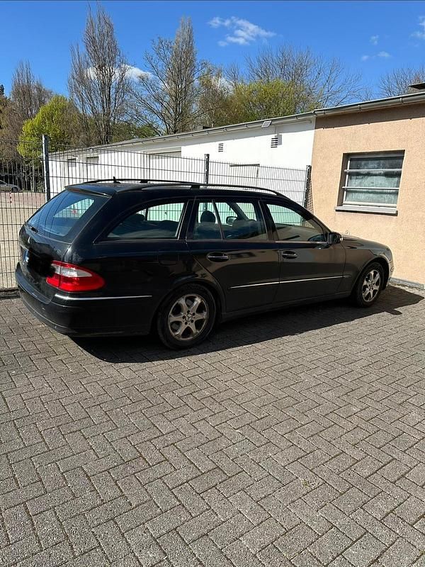 Second-hand Mercedes E270 177 CP (130 kW) 2004 Negru Break