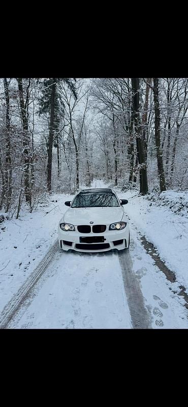 Weiß Gebraucht 2009 BMW 118 Coupé Sport Line Coupé | 9.500 € - Bild 1/4