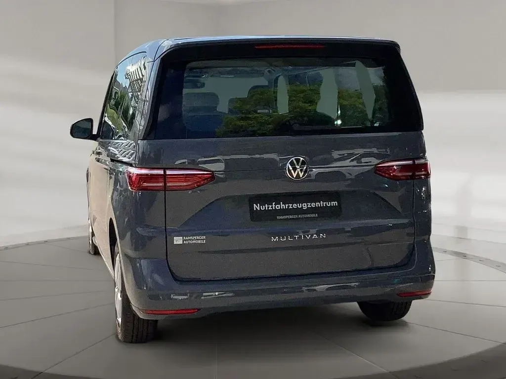 Gebraucht VW Multivan Basis 150 PS (110 kW) 2023 Grau Van / Kleinbus