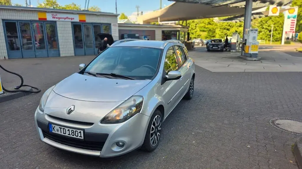 Gebraucht Renault Clio 103 PS (75 kW) 2012 Silber Limousine
