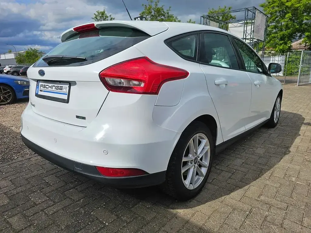 Usado Ford Focus 125 CV (91 kW) 2015 Blanco Berlina