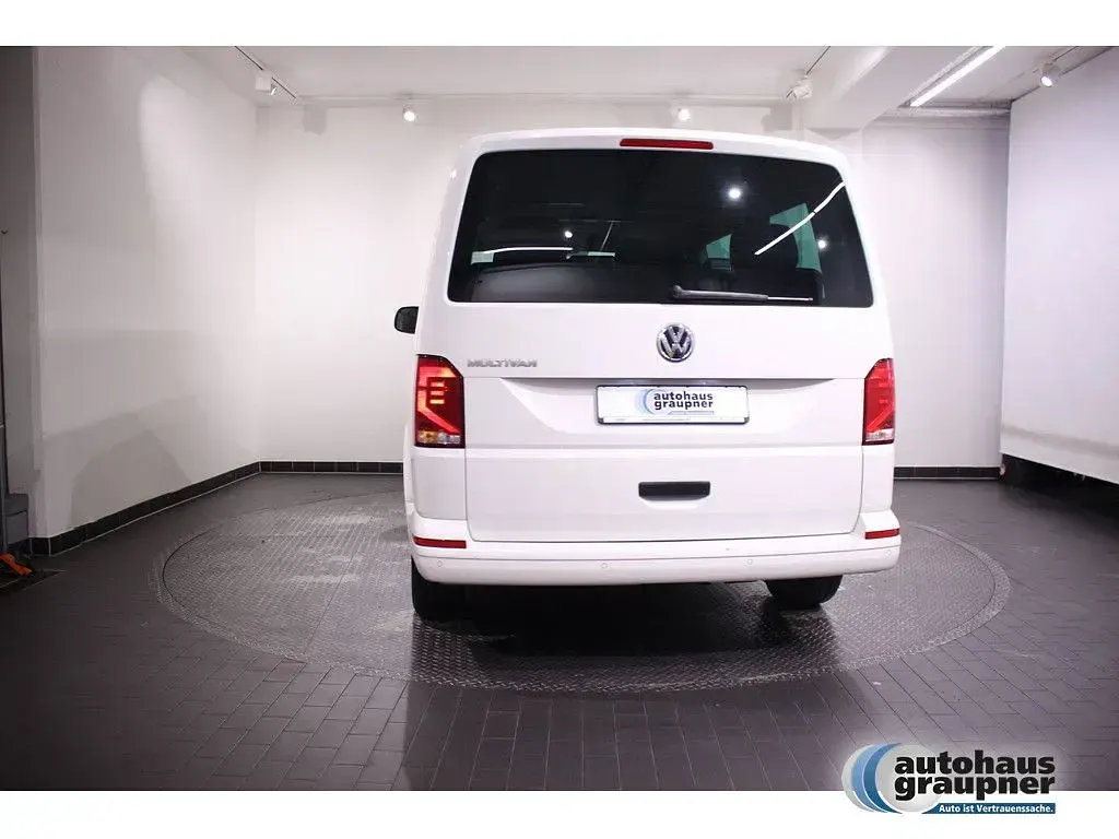 Gebraucht VW Multivan Family 150 PS (110 kW) 2022 Weiss / candy weiss Van / Kleinbus