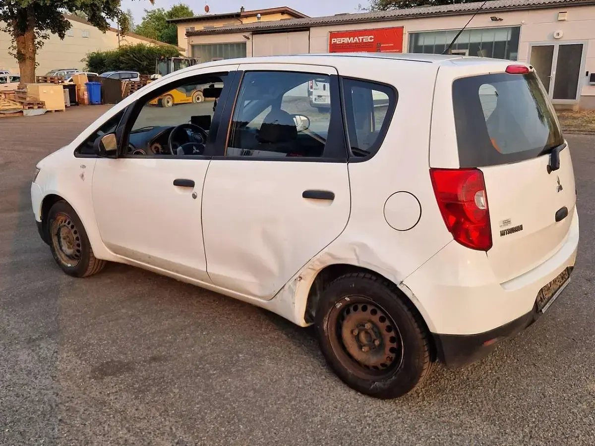 Gebraucht Mitsubishi Colt Inform 95 PS (69 kW) 2009 Porcelain white Kleinwagen