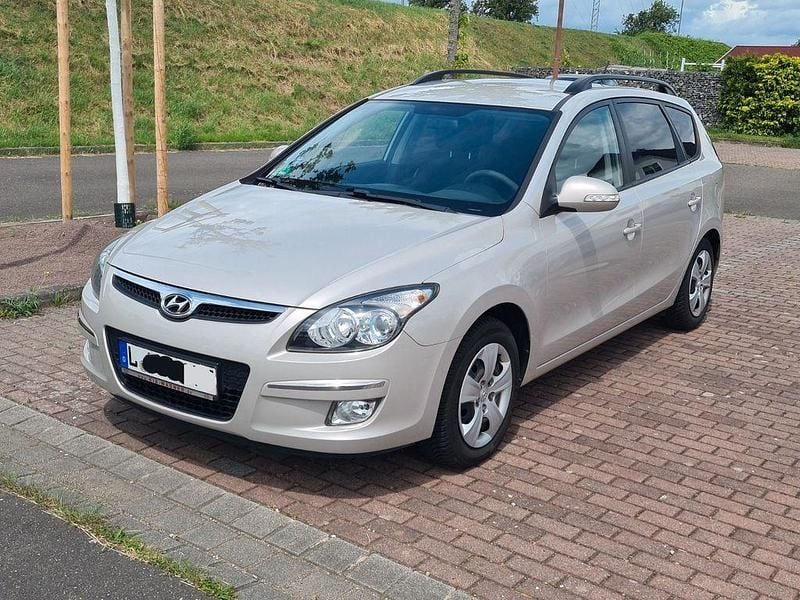 Silber Gebraucht 2009 Hyundai i30 Comfort Kombi | 1.150 € - Bild 1/4