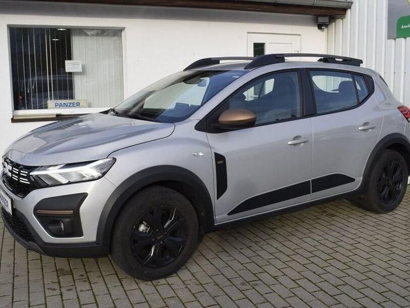 Grau Gebraucht 2024 Dacia Sandero Extreme Kleinwagen | 16.490 € (Fairer Preis) - Bild 1/4