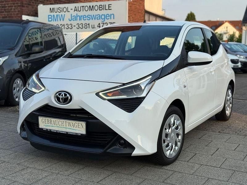 Weiß Gebraucht 2022 Toyota Aygo X-play Kleinwagen | 10.990 € - Bild 1/4
