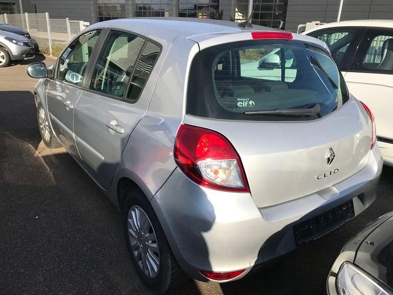 Gebraucht Renault Clio II Dynamique 75 PS (55 kW) 2010 Silber Limousine