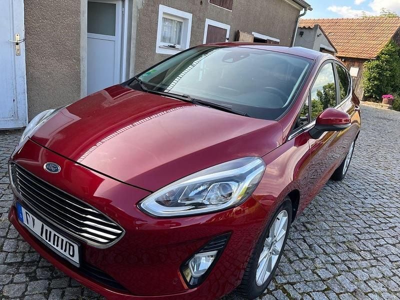 Rot Gebraucht 2017 Ford Fiesta Titanium Kleinwagen | 9.850 € (Guter Preis) - Bild 1/4