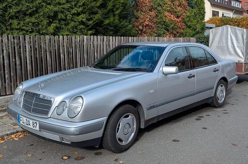 Silber Gebraucht 1998 Mercedes E200 Classic Limousine | 3.490 € (Fairer Preis) - Bild 1/1