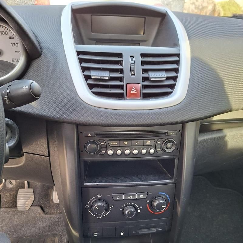 Gebraucht Peugeot 207 95 PS (69 kW) 2011 Schwarz Kleinwagen