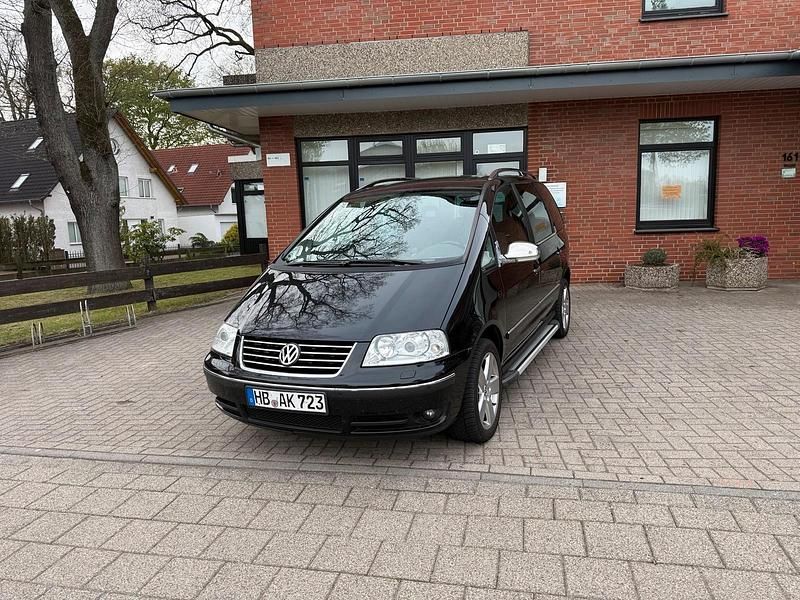 Second-hand VW Sharan 140 CP (102 kW) 2009 Negru Monovolum
