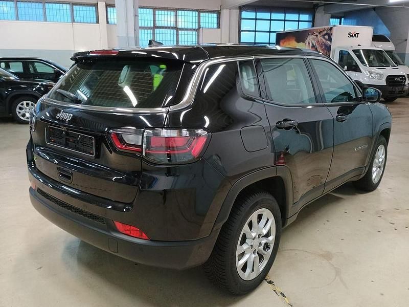 Usado Jeep Compass Altitude 131 CV (96 kW) 2024 Negro SUV