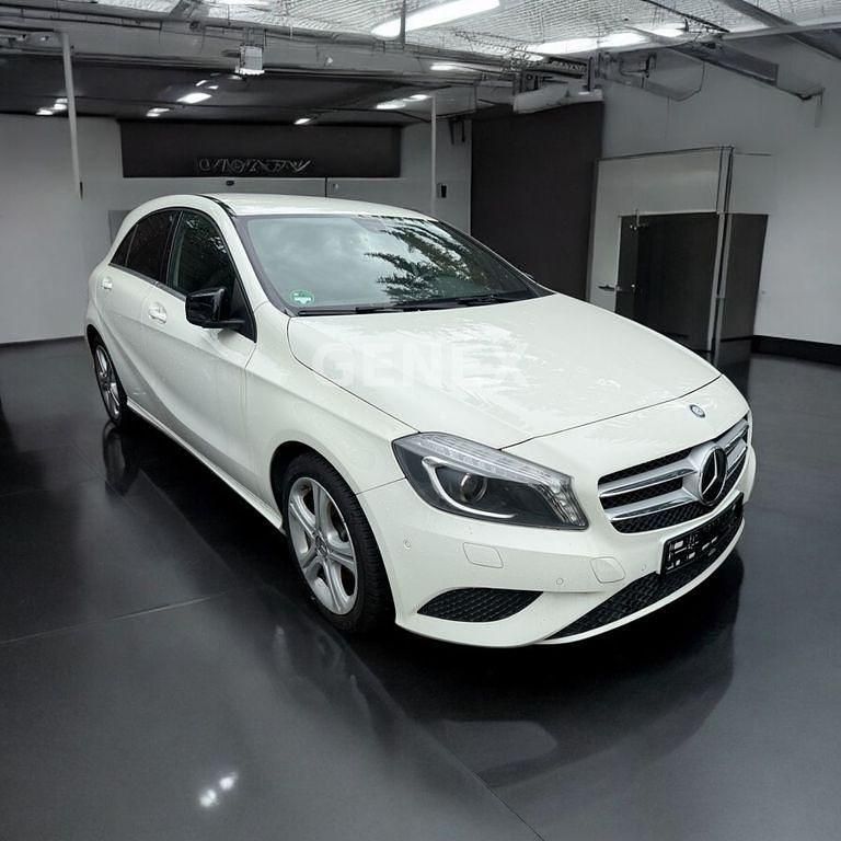 Weiß Gebraucht 2013 Mercedes A200 Kleinwagen | 13.900 € (Teuer) - Bild 1/4