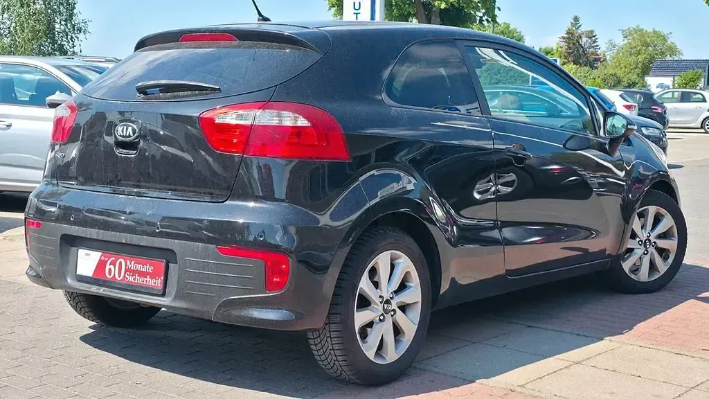 Gebraucht Kia Rio 109 PS (80 kW) 2016 Schwarz Kleinwagen