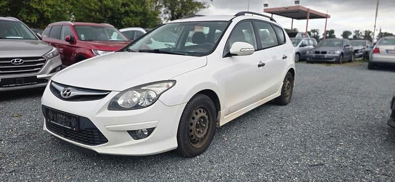 Weiß Gebraucht 2012 Hyundai i30 Edition Kombi | 2.399 € (Superpreis) - Bild 1/4