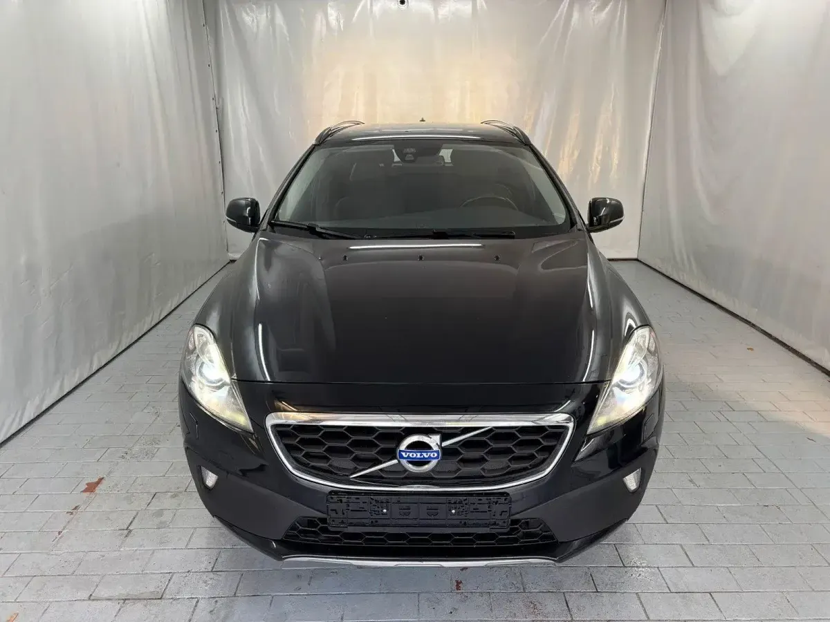 Gebraucht Volvo V40 Momentum 114 PS (83 kW) 2014 Schwarz Limousine