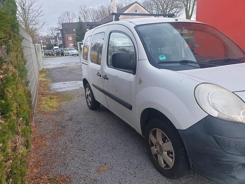 Gebraucht Renault Kangoo Authentique 68 PS (50 kW) 2010 Weiß Van / Kleinbus