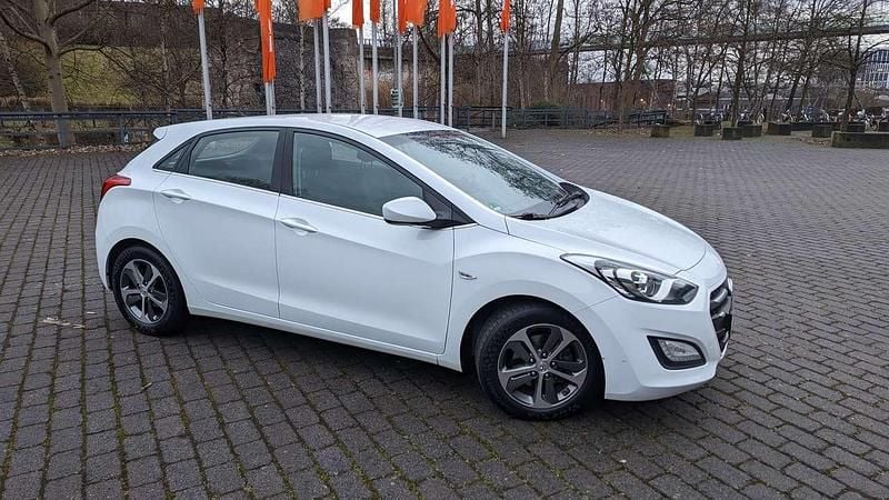 Gebraucht Hyundai i30 Trend 101 PS (74 kW) 2015 Weiß Limousine