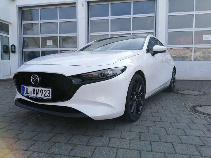 Snowflake white pearl Gebraucht 2024 Mazda 3 Limousine | 26.990 € (Fairer Preis) - Bild 1/4