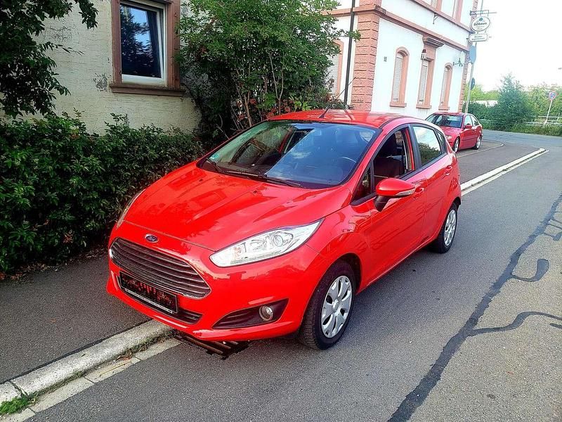 Rot Gebraucht 2015 Ford Fiesta Trend Kleinwagen | 5.700 € (Guter Preis) - Bild 1/4