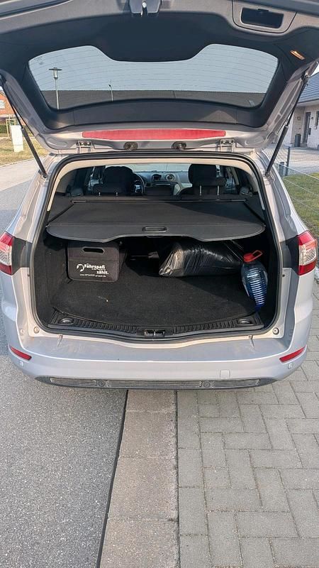 Gebraucht Ford Mondeo 140 PS (102 kW) 2012 Grau Kombi