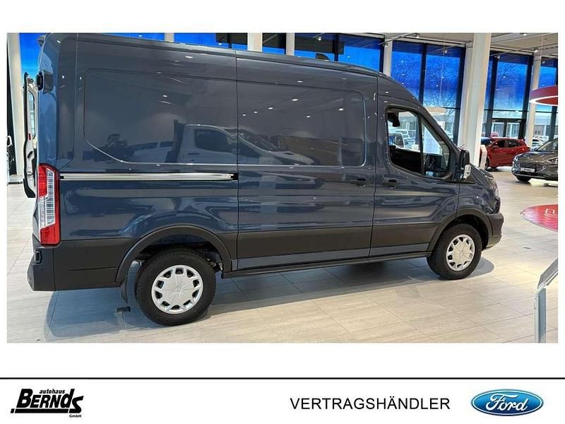 Gebraucht Ford Transit Trend 135 kW (184 PS) 2022 Chroma blau metallic Van / Kleinbus