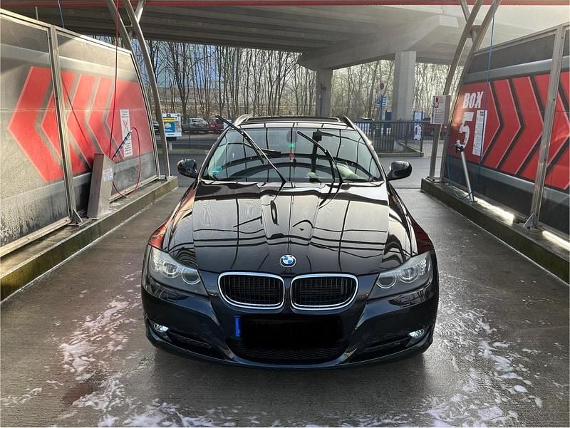 Schwarz Gebraucht 2010 BMW 320 Kombi | 5.700 € (Fairer Preis) - Bild 1/4