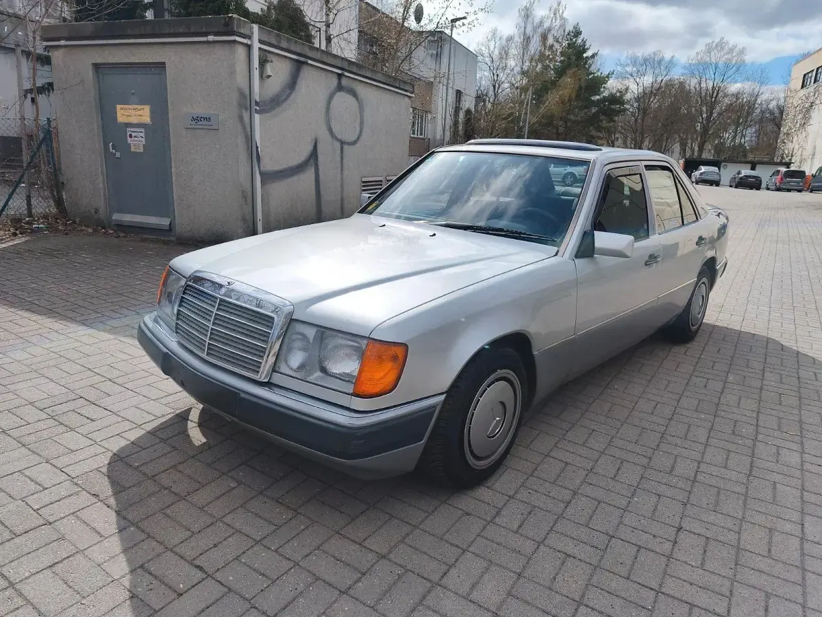 Gebraucht Mercedes 200 118 PS (86 kW) 1990 Silber Limousine
