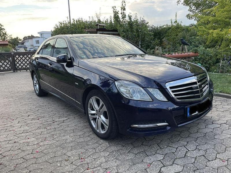 Gebraucht Mercedes E250 204 PS (150 kW) 2011 Blau Limousine