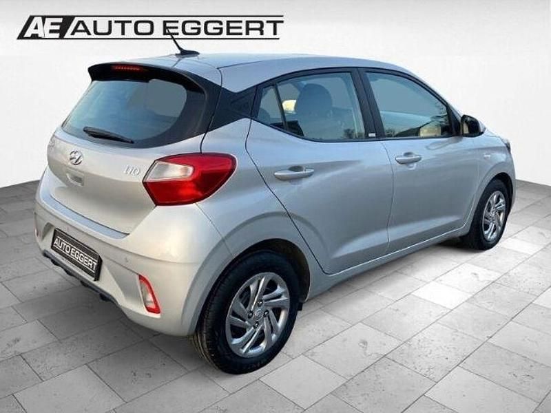 Gebraucht Hyundai i10 Select 67 PS (49 kW) 2023 Sleek silver / met Kleinwagen