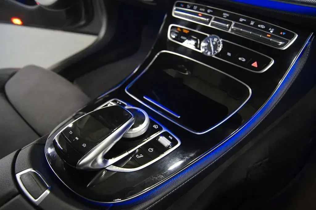 Gebraucht Mercedes E220 194 PS (142 kW) 2019 Grau Limousine