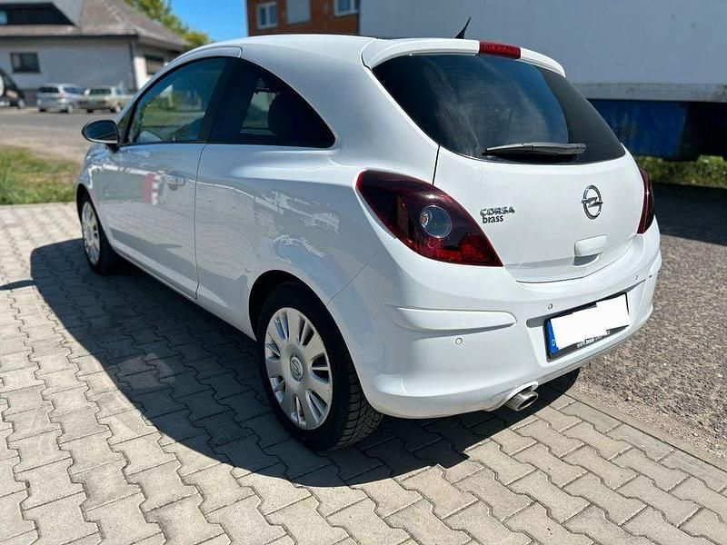 Gebraucht Opel Corsa Color Edition 69 PS (50 kW) 2012 Weiß Kleinwagen