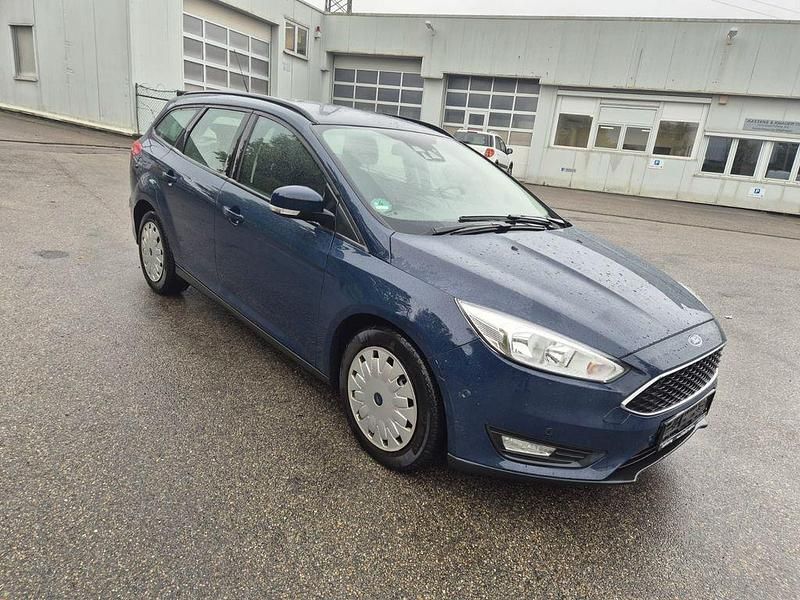 Blau Gebraucht 2016 Ford Focus Trend Kombi | 6.599 € (Guter Preis) - Bild 1/4