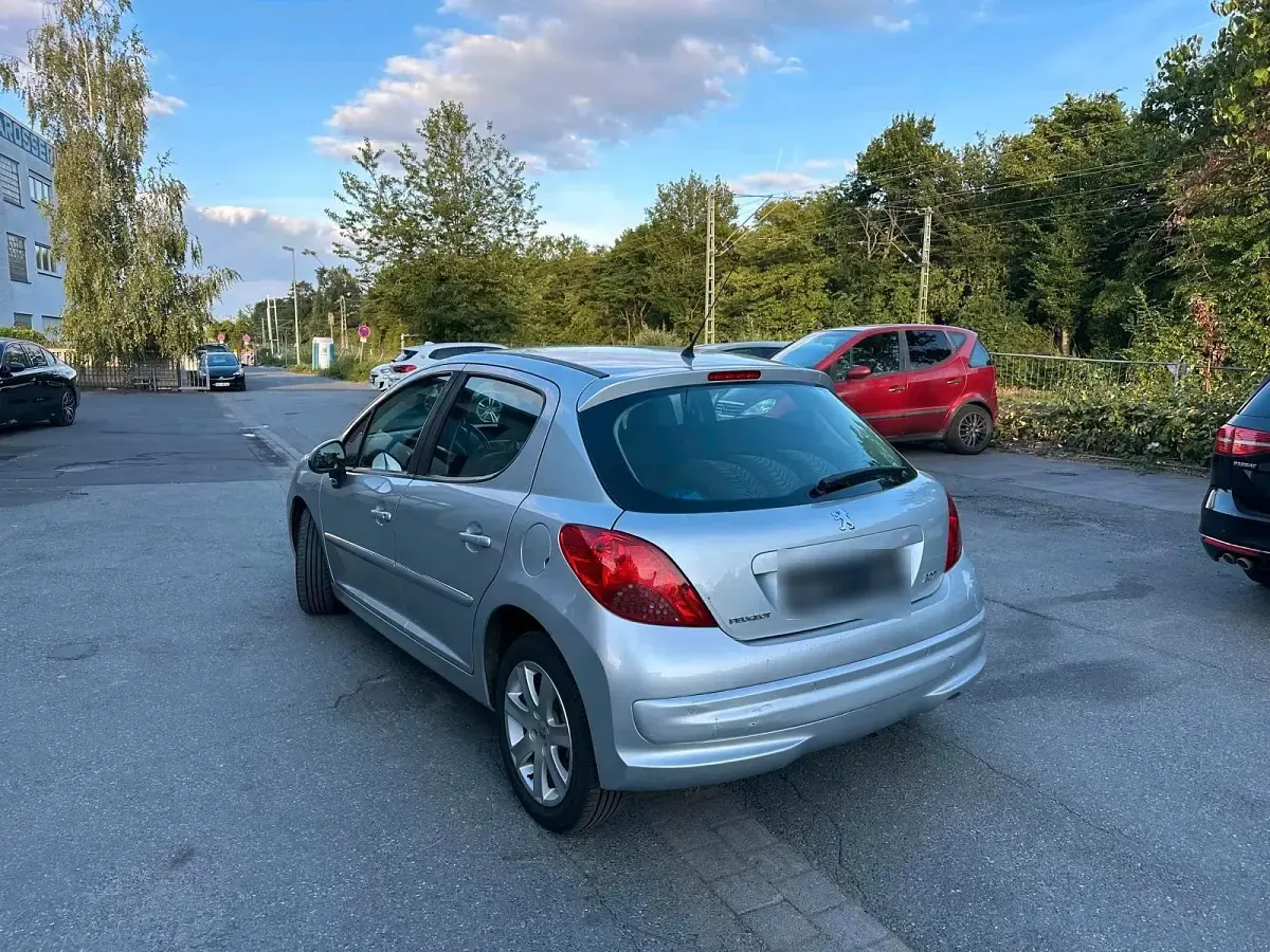 Gebraucht Peugeot 207 90 PS (66 kW) 2011 Silber Limousine