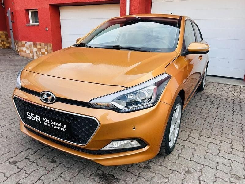 Gebraucht Hyundai i20 84 PS (61 kW) 2015 Gold Limousine
