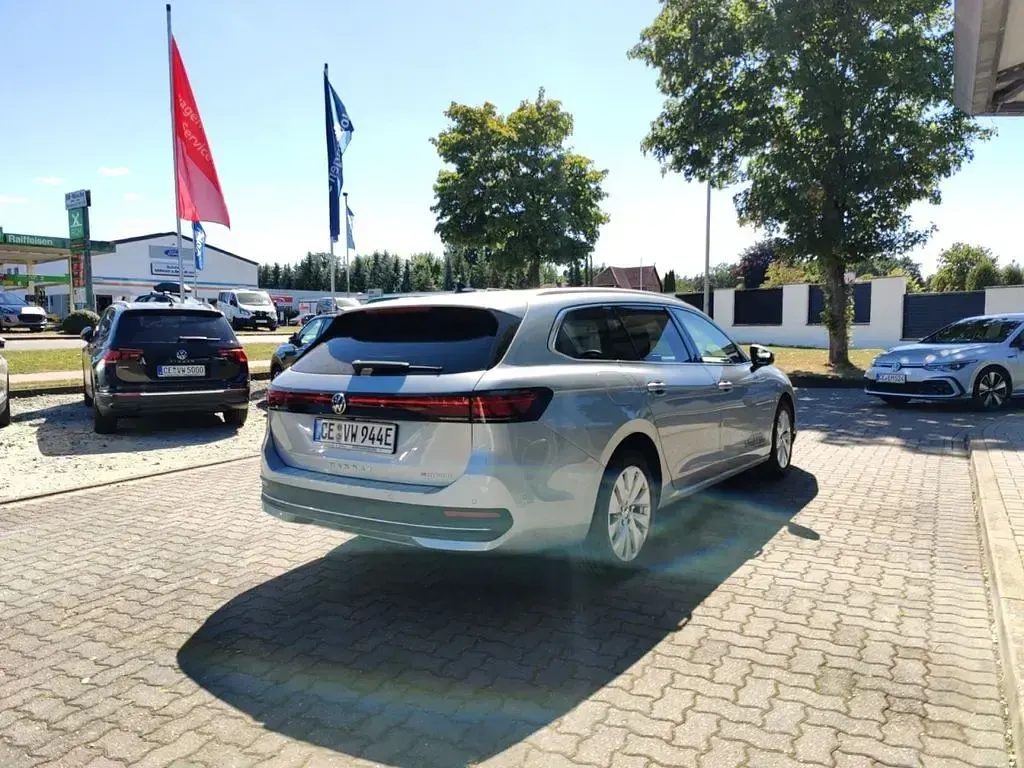Gebraucht VW Passat Business 150 PS (110 kW) 2024 Silber metallic Limousine