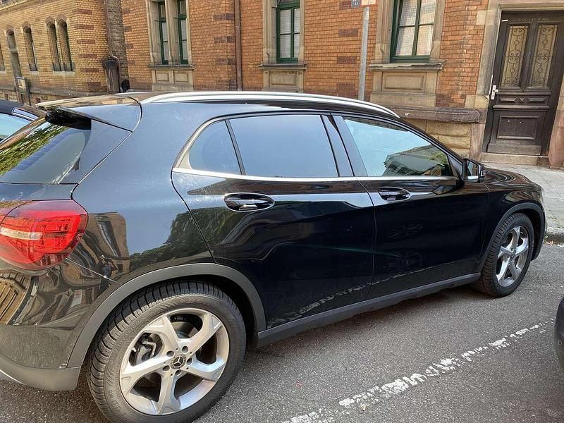 Gebraucht Mercedes GLA180 122 PS (89 kW) 2019 Schwarz SUV