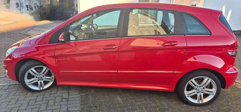 Gebraucht Mercedes B160 95 PS (69 kW) 2011 Rot Van / Kleinbus