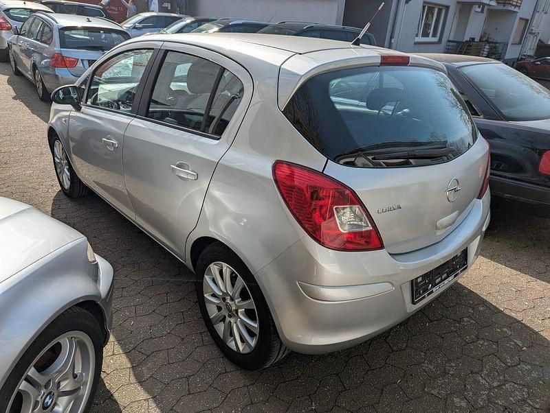 Gebraucht Opel Corsa Innovation 90 PS (66 kW) 2010 Silber Kleinwagen