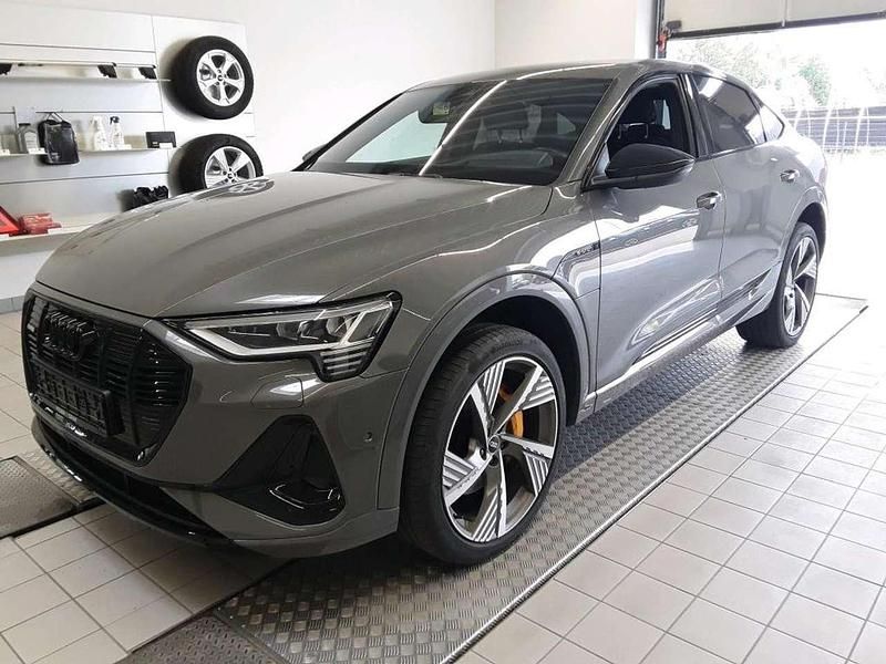 Chronosgrau metallic Gebraucht 2021 Audi e-tron Sportback Black Edition SUV | 37.840 € (Guter Preis) - Bild 1/2