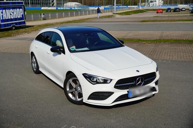 Weiß Gebraucht 2019 Mercedes CLA200 Shooting Brake AMG Kombi | 27.750 € (Fairer Preis) - Bild 1/4