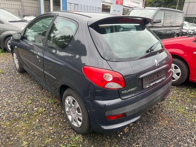 Gebraucht Peugeot 206+ Basis 60 PS (44 kW) 2011 Schwarz Kleinwagen
