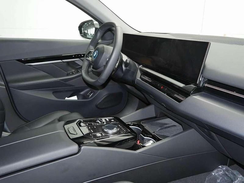 Gebraucht BMW 530e 299 PS (219 kW) 2024 Sophistograu brillanteffekt Limousine