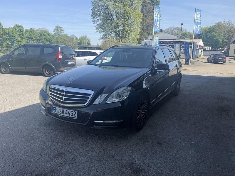 Second-hand Mercedes E200 184 CP (135 kW) 2011 Negru Berlinǎ